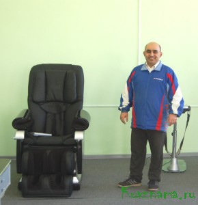 Кресло-массажер демонстрирует преподаватель ФК  А. В. Арутюнов.