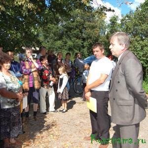 На митинге присутствовал временно исполняющий обязанности главы Кувшиновского района В. Д. Новоселов