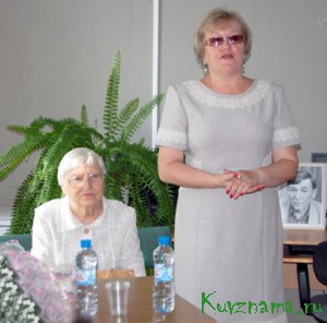 Собравшихся на встречу приветствуют зам. главы администрации района Л. А. Владимирова и вдова писателя Л. П. Козлова.