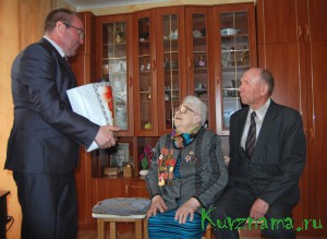 7 мая глава администрации района М.С. Аваев и председатель районного совета ветеранов И.В. Сенаторов вручали подарки нашим дорогим ветеранам