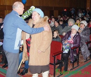 Поздравление от председателя Совета ветеранов Ивана Сенаторова принимает Любовь Мистрова