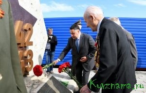 Игорь Руденя возложил цветы к закладному камню на месте строительства Ржевского мемориала Советскому Солдату в Тверской области