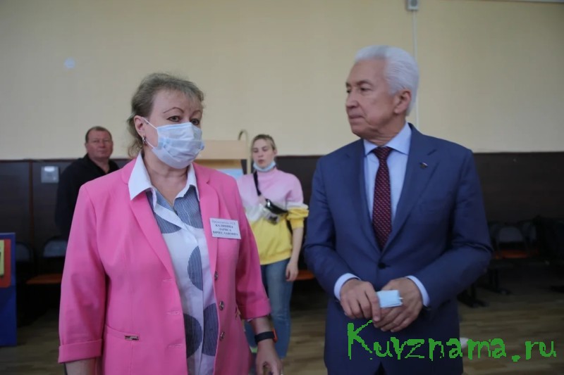 Владимир Васильев посетил участок предварительного голосования в школе N34 Твери