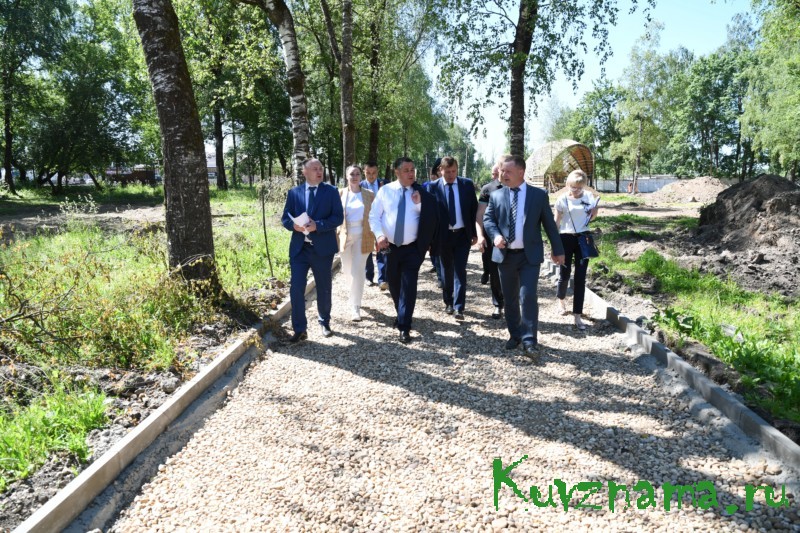 Губернатор Игорь Руденя проинспектировал ход благоустройства Городского сада в Бежецке