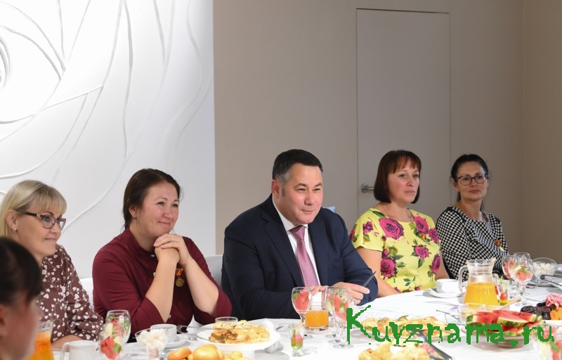 Игорь Руденя обсудил с многодетными семьями Верхневолжья проект по выдаче школьной формы и другие меры поддержки в демографии