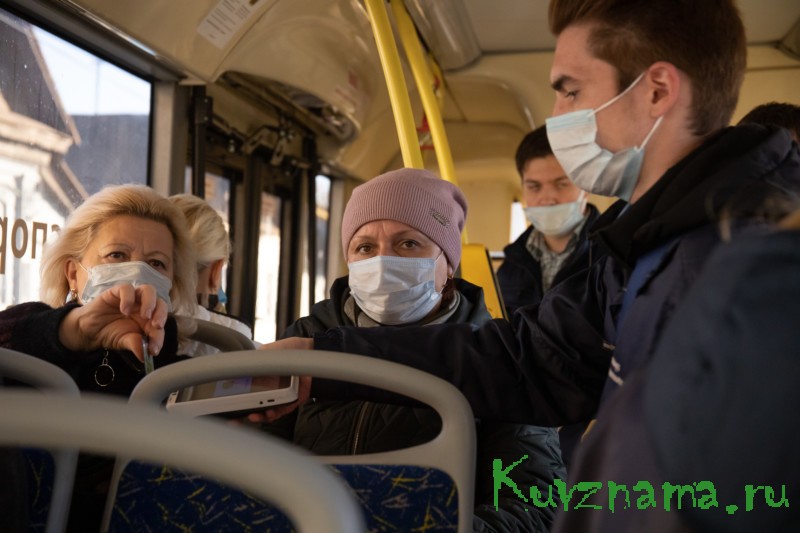 В общественном транспорте Твери вновь раздают бесплатные маски