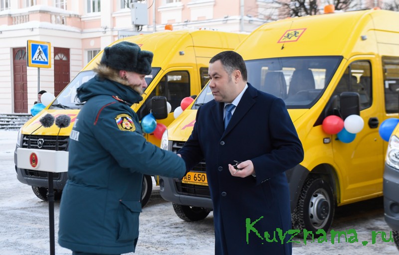 Губернатор Игорь Руденя передал школам Верхневолжья 39 школьных автобусов, пожарным частям – новую спецтехнику