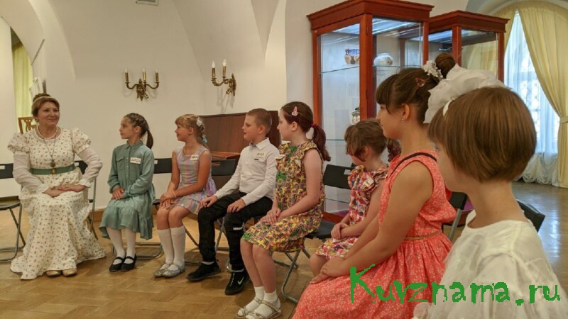 В областной картинной галерее детей знакомят с правилами дворцового этикета, историей музея и Дворцового сада