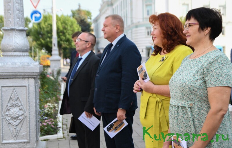 Губернатор Игорь Руденя вручил ключи от новых школьных автобусов руководителям муниципалитетов Тверской области