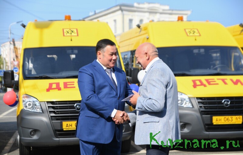 Губернатор Игорь Руденя вручил ключи от новых школьных автобусов руководителям муниципалитетов Тверской области