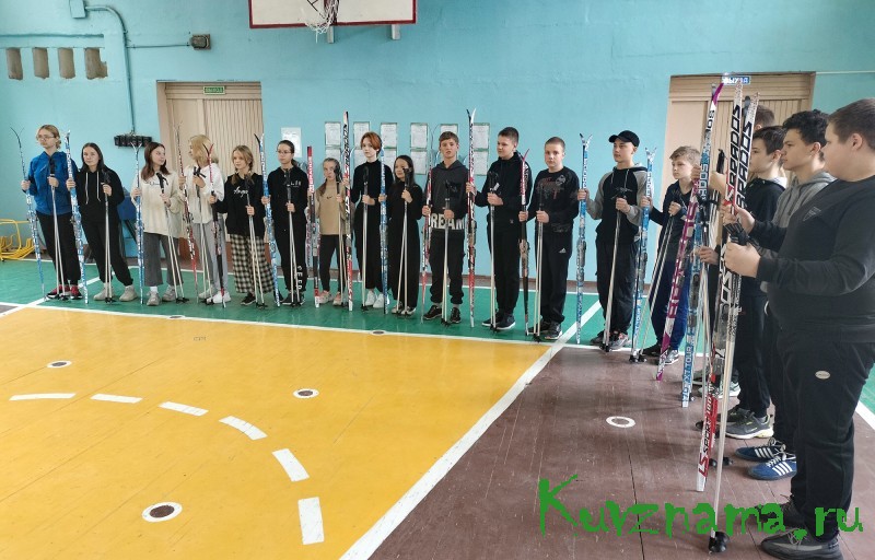 По поручению Губернатора Игоря Рудени в Весьегонскую среднюю школу поступило новое лыжное снаряжение