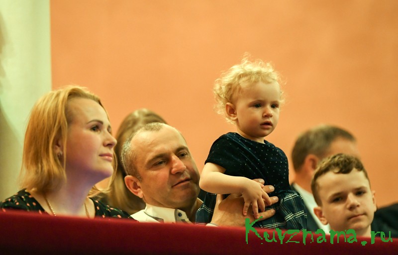 Губернатор Игорь Руденя в Международный день семьи наградил победителей регионального этапа конкурса «Семья года», вручил почетные знаки «Слава отца» и «Слава матери»