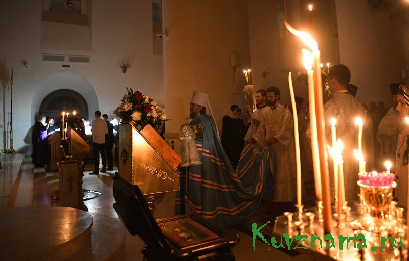 Губернатор Игорь Руденя встретил Воскресение Христово в Спасо-Преображенском кафедральном соборе, где проходит первое за 101 год Пасхальное богослужение