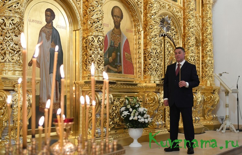 Губернатор Игорь Руденя встретил Воскресение Христово в Спасо-Преображенском кафедральном соборе, где проходит первое за 101 год Пасхальное богослужение